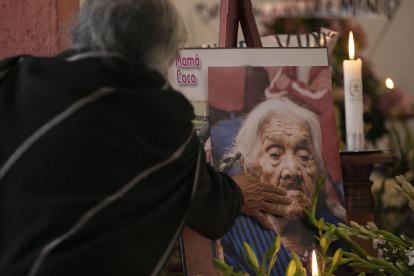 Familiares y amigos asisten al funeral de María Salud Ramírez Caballero, "Mamá Coco" hoy en su hogar de la comunidad de Santa Fe de la Laguna, en el estado de Michoacán (México).