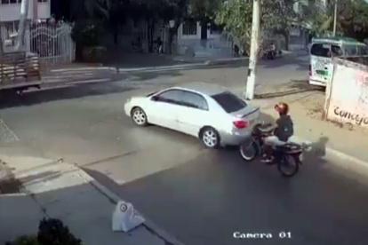 Un motociclista fingió accidentarse para sacar dinero con intimidación. Ocurrió en el valle de Los Chillos.