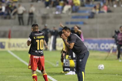 En los momentos de mayor presión para el club, César Farías atrajo toda la  atención dando declaraciones polémicas.