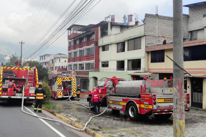 El incendió se registró pasando el sector de El Trébol, dirección valle –
Quito.