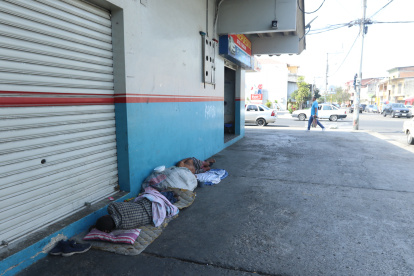 Calle. Los ‘clientes’ llegan a cualquier hora del día a dormir en los portales.