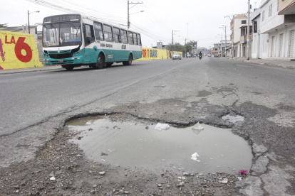 Daño. A lo largo de la avenida Samuel Cisneros, en el centro de Durán, se observan grandes huecos en la vía.