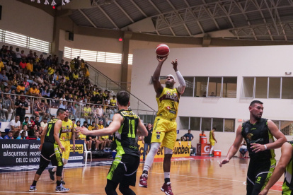 Barcelona mejoró la defensa y fue efectivo en las semifinales ante Spartans.