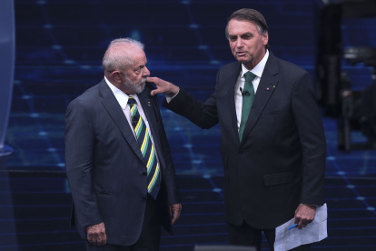 El exmandatario progresista Luiz Inácio Lula da Silva (i) y el ultra derechista Jair Bolsonaro (d) participaron del primer debate presidencial.