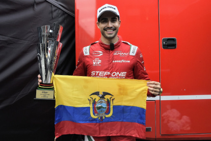 El piloto Juan Manuel Correa con la bandera de Ecuador y el trofeo tras ganar la última válida de la European Le Mans Series.