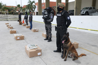 Diligencia. Miembros de la Policía durante la presentación de la droga.