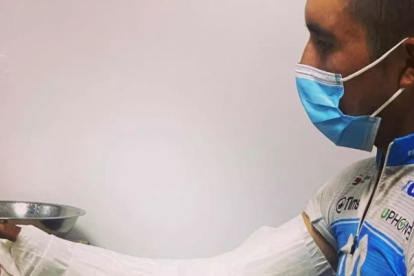 El experimentado ciclista Byron Guamá espera evitar la cirugía para poder llegar a la Vuelta al Ecuador.