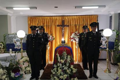 Féretro de la agente Policial Verónica Songor llegó a Loja y fue recibida con honores por sus compañeros