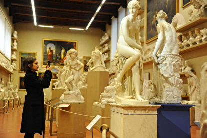 Una joven hace una foto de la obra "L"Arnin"", del escultor italiano Lorenzo Bartolini (1777-1850), en la Galería de la Academia de Florencia (Italia) en noviembre de 2014.