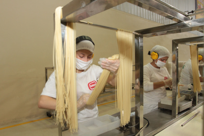 Calidad. El laboratorio analiza la materia prima y el producto terminado. Recorrido de Empresa Sumesa / 06 de Febrero del 2015 Guayaquil - Ecuador / Alex Lima / EXPRESO