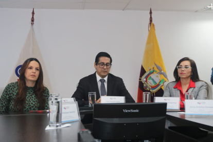 Autoridades del Sistema de Educación Superior en rueda de prensa en Quito este martes 18 de octubre