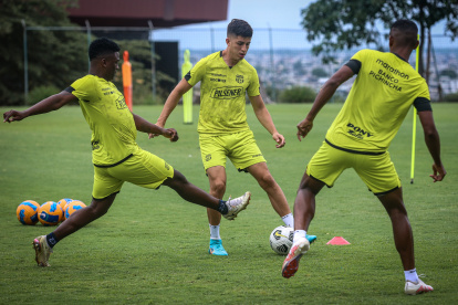 Luca Sosa (c), es uno de los referentes en la defensa de Barcelona.