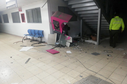 Hicieron explotar un cajero automático para robar el dinero.