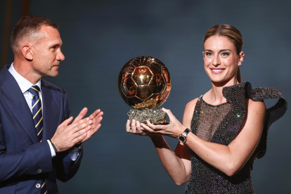 Alexia Putellas recibiendo el segundo balón de oro.