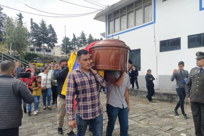 El féretro de la uniformada permaneció cerca de 20 horas en el Comando de Policía, sus compañeros le dieron el último adiós