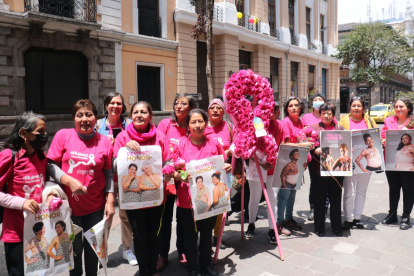 Acto. Mujeres pacientes entregaron un lazo de flores en la Vicepresidencia.