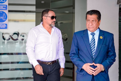 Reunión. Dalton Narváez y el gobernador Lorenzo Calvas tras la cita que tuvieron en el BEDE.