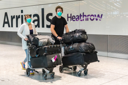 Pasajeros llegan al aeropuerto de Heathrow en Londres el 2 de agosto de 2021. EFE/EPA/VICKIE FLORES