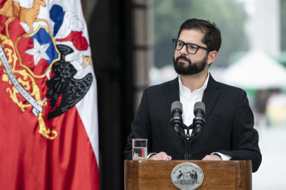 . Santiago de Chile Fotografía cedida por Presidencia chilena que muestra al presidente de Chile, Gabriel Boric, mientras ofrece declaraciones hoy, en Santiago (Chile). Boric, instó este martes a la sociedad chilena a "salir de las trincheras" y a trabajar juntos, desde todo el arco ideológico, para acometer y resolver los problemas urgentes que demanda la ciudadanía desde el 18 de octubre de 2019, cuando surgieron las protestas populares conocidas como "estallido social". EFE/ Presidencia De Chile SOLO USO EDITORIAL SOLO DISPONIBLE PARA ILUSTRAR LA NOTICIA QUE ACOMPAÑA (CRÉDITO OBLIGATORIO)