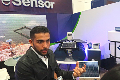 Feria. Miguel Fuente, gerente de BlueSensor, explica el sistema de alimentación acústica en tiempo real.