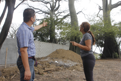 Un grupo de residentes de Samanes 1 denunció la construcción de casas cerca de árboles nativos.