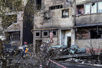 Una imagen proporcionada por el gobernador de Krasnodar Kray, Veniamin Kondratyev, muestra que los equipos de rescate rusos recogen escombros en el lugar del accidente del bombardero ruso Su 34 en Yeysk, Krasnodar Krai, Rusia