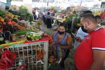 Mercado.- Personas realizan compras de frutas y legumbres en un mercado de Guayaquil.