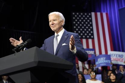 El presidente de Estados Unidos, Joe Biden, saluda a la audiencia luego de pronunciar un discurso en un acto político en el Teatro Howard, en Washington.