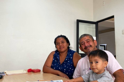 Entrega. Ángel Freire, "el ahijado de Lasso", en una oficina de BanEcuador durante la aprobación de su crédito.