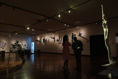 Dos obras. En primer plano, la obra que ganó el tercer lugar en 2004. Al fondo, el primer lugar de 2012.