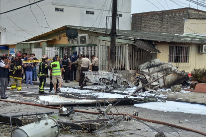 Bomberos son vistos en la zona del accidente de una avioneta en Guayaquil este 18 de octubre.