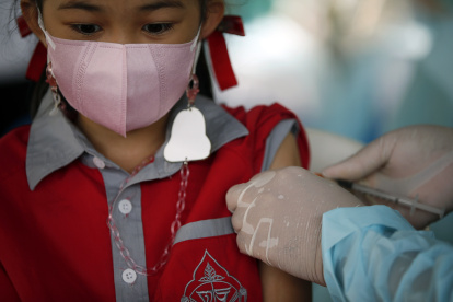 Un estudiante tailandés recibe una dosis de la vacuna contra el covid-19 durante la segunda campaña de vacunación para niños de cinco a ocho años en Bangkok, Tailandia, el 18 de mayo de 2022.