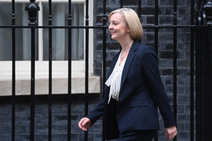 La primera ministra de Gran Bretaña, Liz Truss, sale de Downing Street en Londres este miércoles.