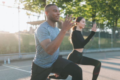 Referencial. Una pareja haciendo deportes.