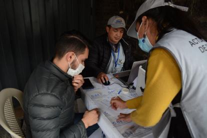 Referencia. Miembros del Consejo Nacional Electoral durante una jornada de cambio de domicilio electoral.