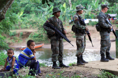 Fotografía de archivo sin fecha exacta del año 2007 donde aparecen soldados ecuatorianos mientras hacen guardia en la localidad fronteriza de Mataje (Ecuador).