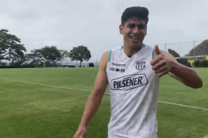 El defensor Xavier Arreaga saludando en la práctica matutina de Barcelona este miércoles 19 de octubre.