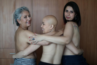 Angeles Arreola (i), Lorena Estrada (c) y Sandra Monrroy (d) pacientes con cáncer de mama posan para fotos el 17 de octubre de 2022 en Ciudad de México (México).