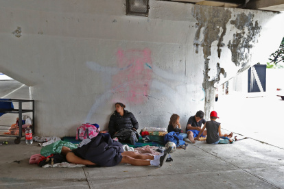 Esta familia está durmiendo debajo de puente del kilómetro 2.5 de la avenida Carlos Julio Arosemena y Las Monjas..