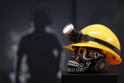 "Dolor en la Tierra" en memoria de las muertes de mineros hoy, en el Museo Memoria y Tolerancia en Ciudad de México (México). El Museo de Memoria y Tolerancia de México colocó este miércoles un altar de muertos para los mineros ante las recientes tragedias en el país.