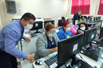 En varias sedes educativas los maestros rinden la prueba.