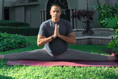 Asegura que la práctica de yoga, artes marciales y full conctact le han dado gran elasticidad en su cuerpo.