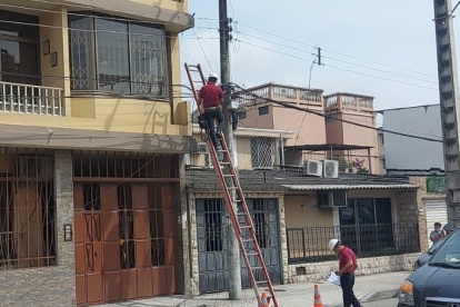 Este 19 de octubre, técnicos de CNEL verificaron si el servicio había vuelto tras los trabajos.