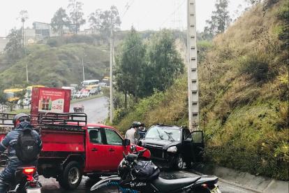 Embestido. Un automóvil se cruzó el parterre e impactó a otros que circulaban de norte a sur.