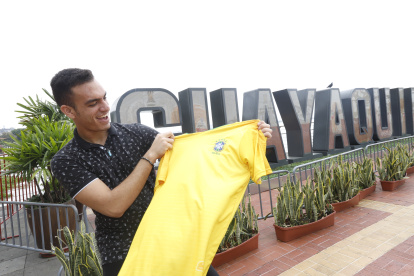 Los jóvenes preparan su camiseta brasileña para recibir a los extranjeros