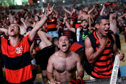 La hinchada de Flamengo hace esfuerzos para acompañar a su equipo en Guayaquil.