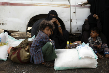 Yemeníes desplazados reciben ayuda alimentaria de emergencia proporcionada por la agencia de ayuda Mona en medio de una mayor inseguridad alimentaria, en un campamento para personas desplazadas internas en las afueras de Sana"a, en Yemen, el 29 de abril de 2022. EFE/EPA/YAHYA ARHAB