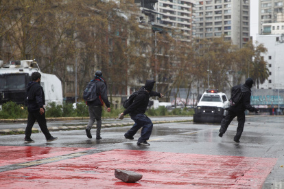 Santiago. Manifestantes enfrentan a la policía el pasado 9 de septiembre.