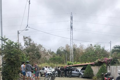 Pedernales. Elementos policiales recorren una zona en la que se detuvo a una persona la mañana de ayer.