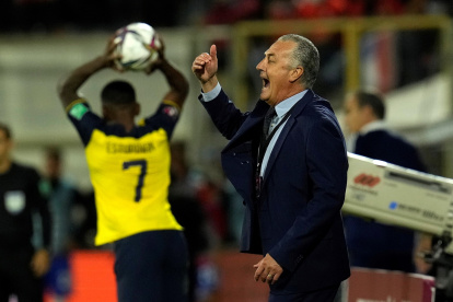 AME7898. SANTIAGO (CHILE), 16/11/2021.- Gustavo Alfaro director técnico de Ecuador reacciona hoy, en un partido de las eliminatorias sudamericanas para el Mundial de Catar 2022 entre Chile y Ecuador, en el estadio San Carlos de Apoquindo, en Santiago (Chile). EFE/Esteban Felix POOL